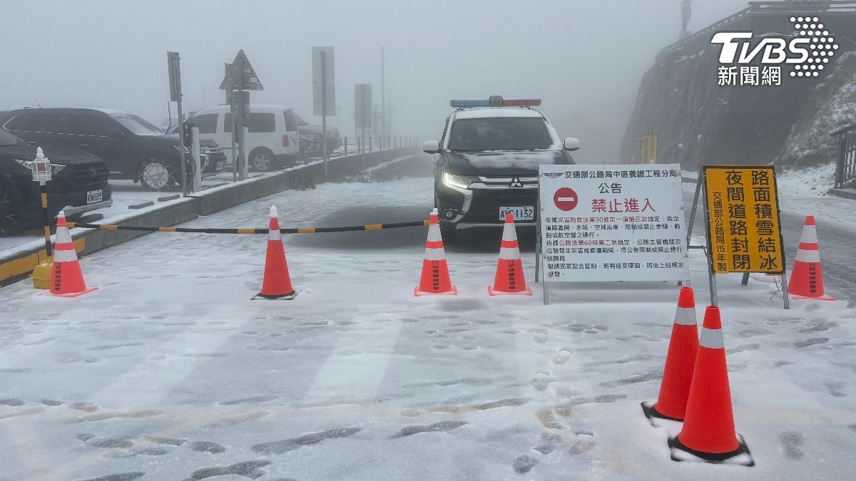 路面積雪結冰。（圖／TVBS）