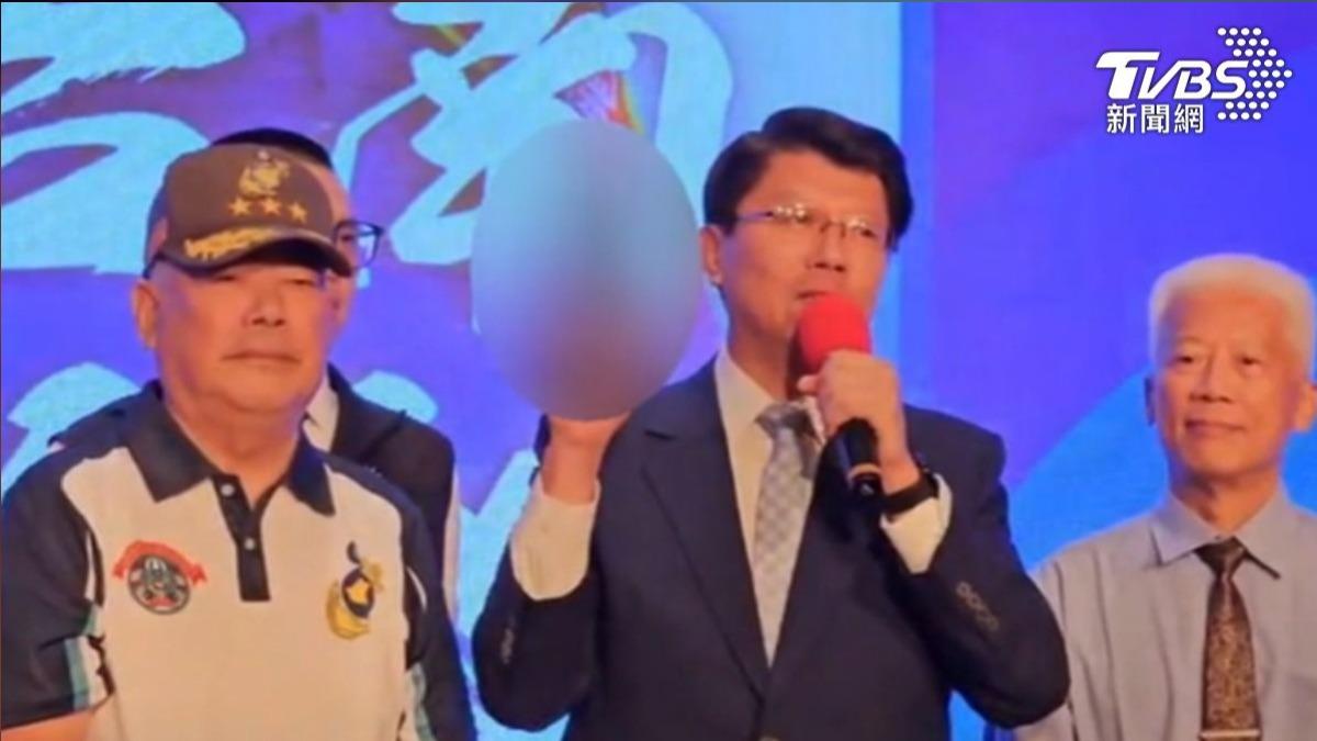 國民黨副主席季麟連(左)贈玩具槍給謝龍介(中)。(圖/TVBS)
