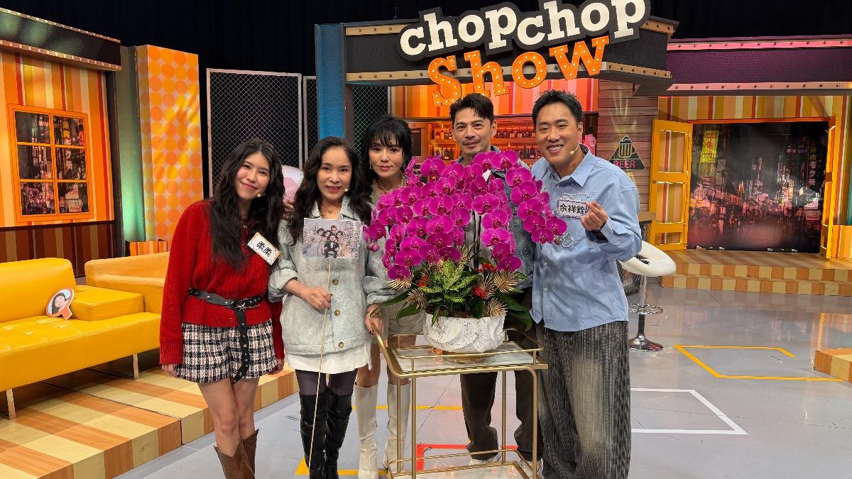 余祥銓、柔柔送給李亞萍蘭花,主持人唐綺陽(左3)、阿Ken(左4)一同合照。(圖/TVBS)