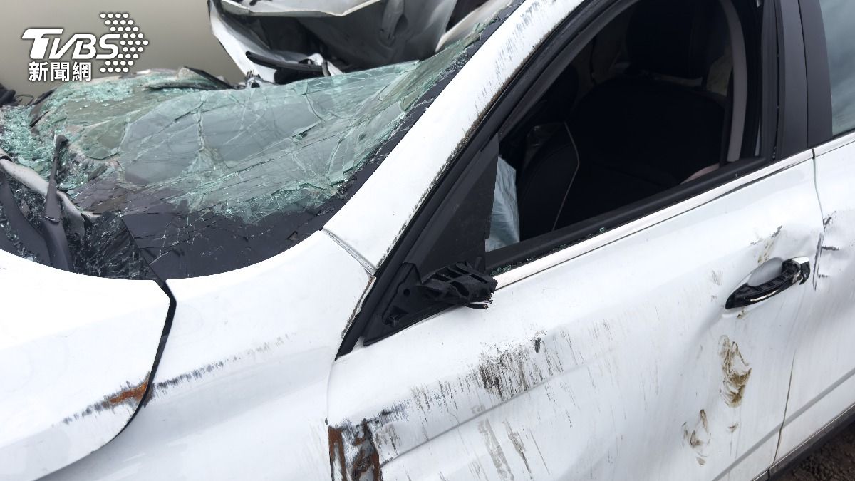 玩笑話竟成遺言!哥國夫妻拍片逗兒喊再見 下秒「車遭壓扁」雙亡