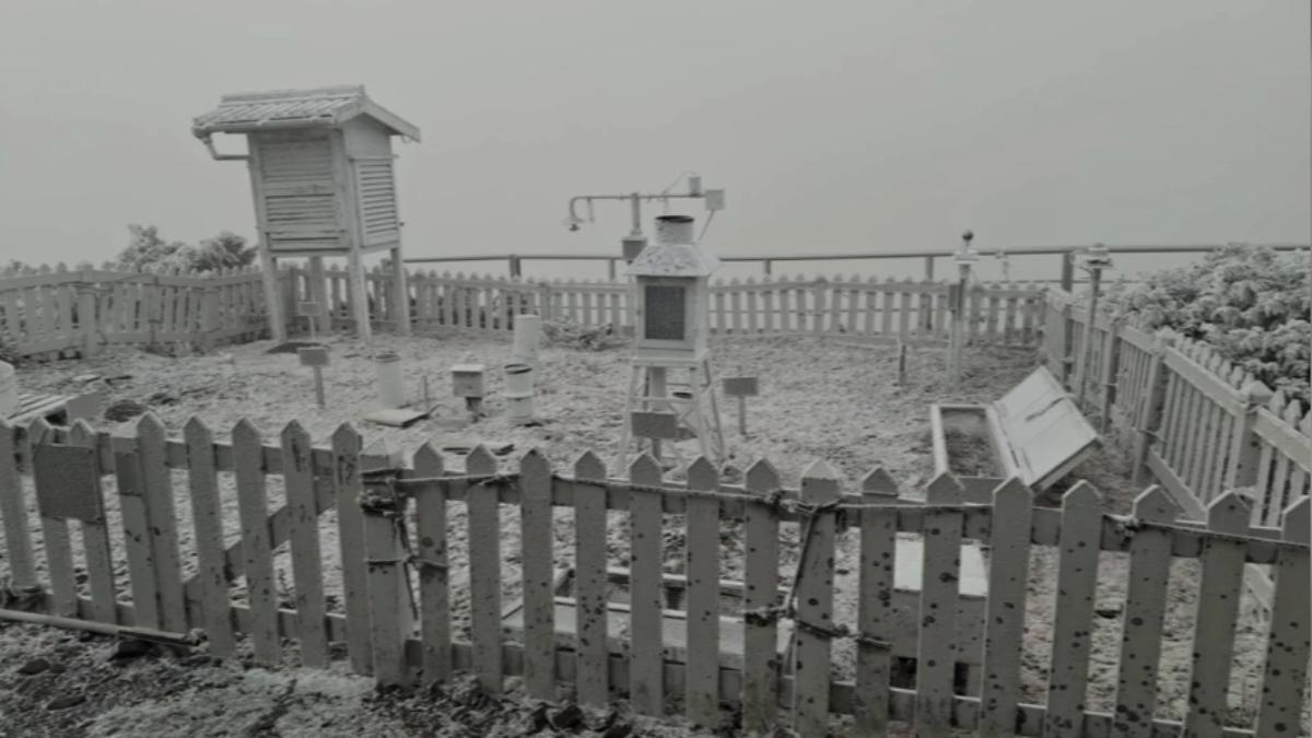 玉山今天凌晨飄雪。(圖片來源/氣象署)