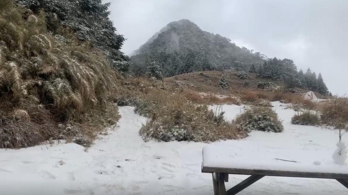 新達山也出現雪白美景。（圖／布農卡里不灣登山社白玉清提供）