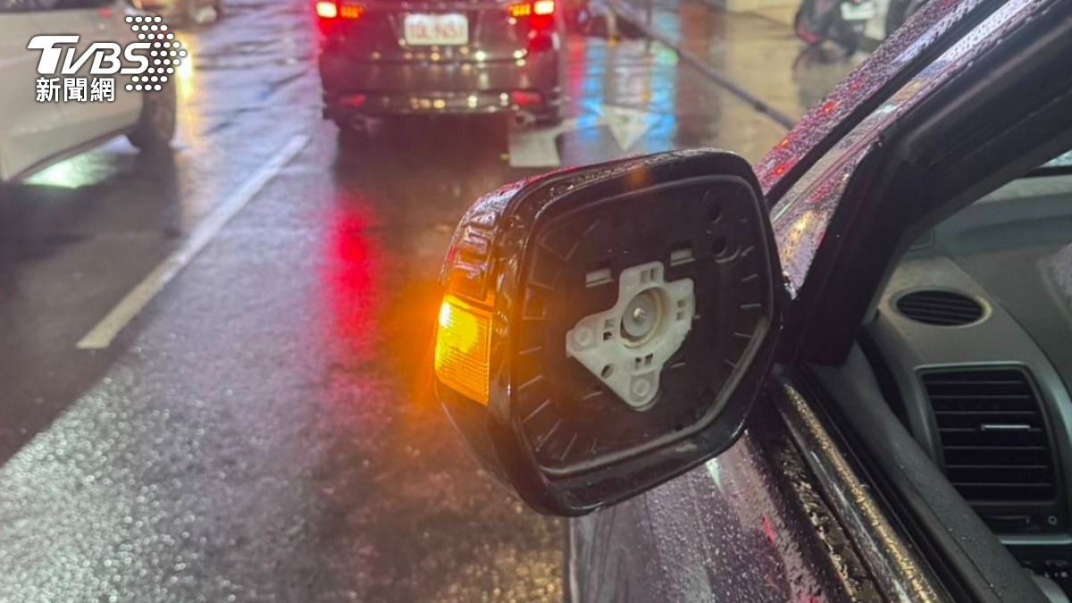 有片/硬切車道?桃園男不滿遭逼車 怒持球棒「猛砸照後鏡」