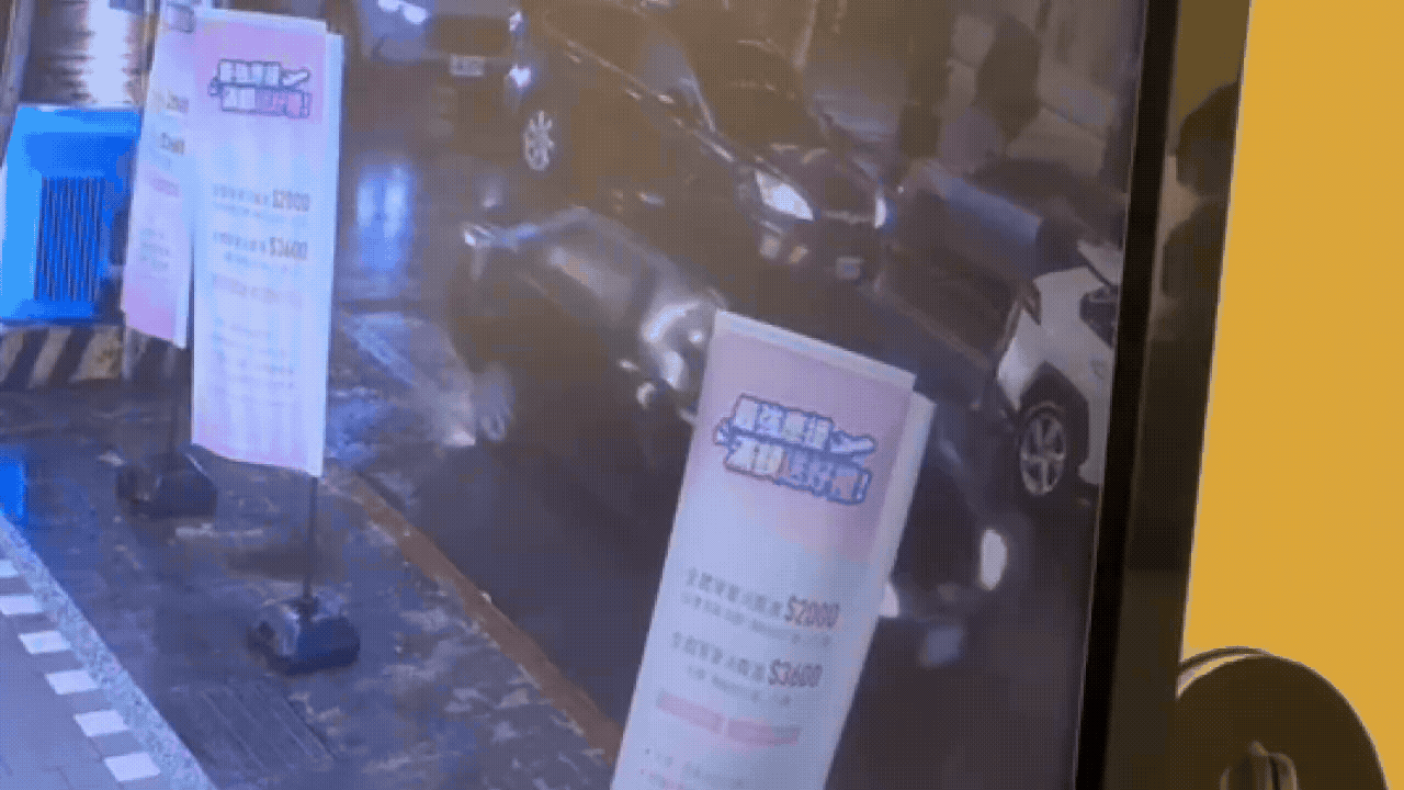 桃園男不滿遭逼車,怒持球棒「猛砸照後鏡」。(圖/TVBS)