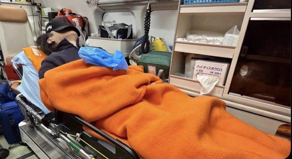 許多日本網友不滿優里還曬出在救護車內的照片。(圖/翻攝自優里推特)