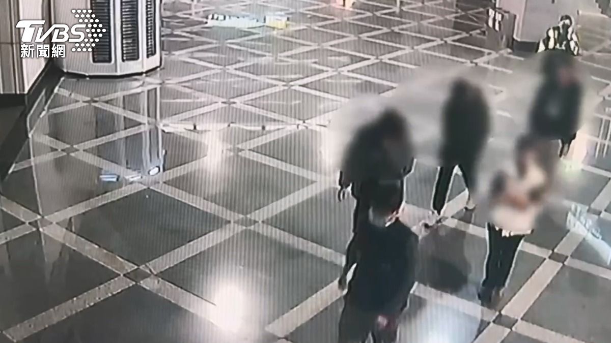 松山車站耶誕節晚間發生鬥毆,三名惡煞圍毆一名男子,警方將人依現行犯逮捕。 (圖/TVBS)
