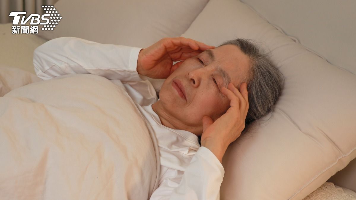 失眠7年有救了!64歲婦睡前按「兩穴位」 10分鐘入夢鄉