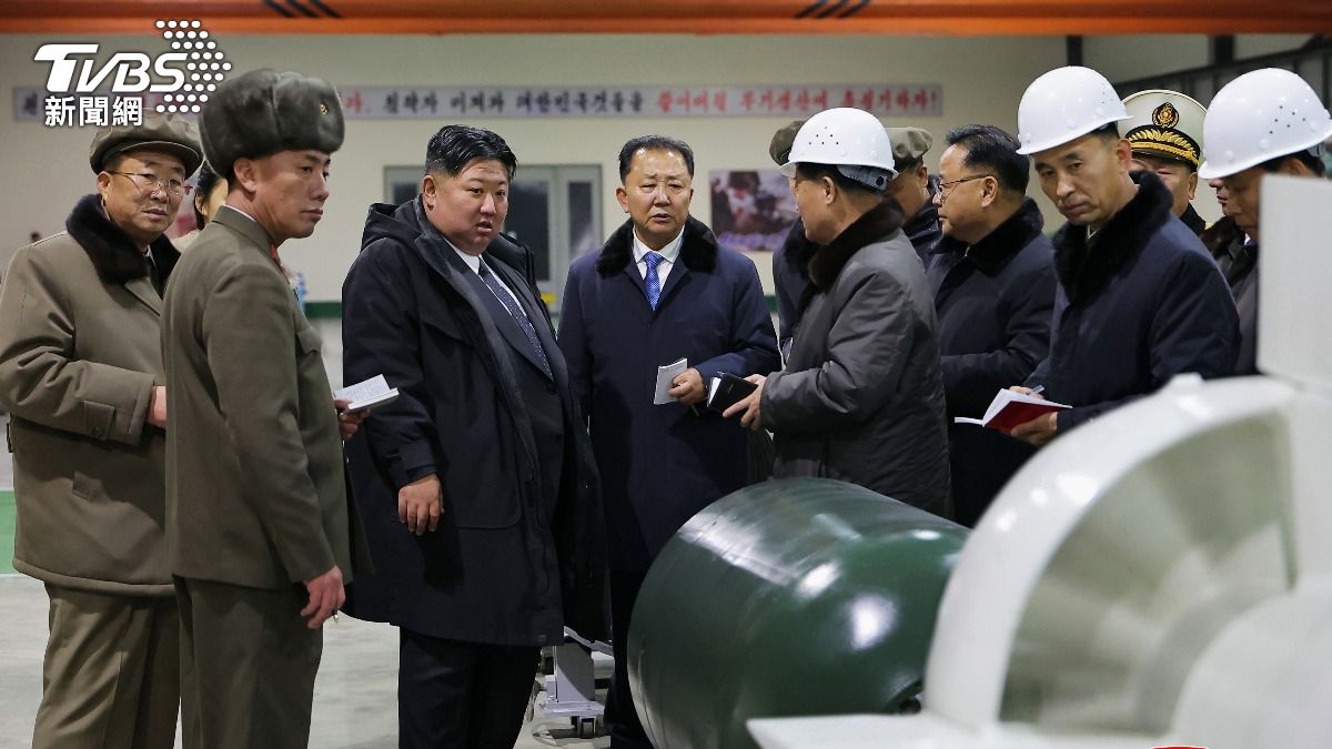 北韓領導人金正恩親自主持「遠程地對空飛彈」的試射。(圖/達志影像美聯社)