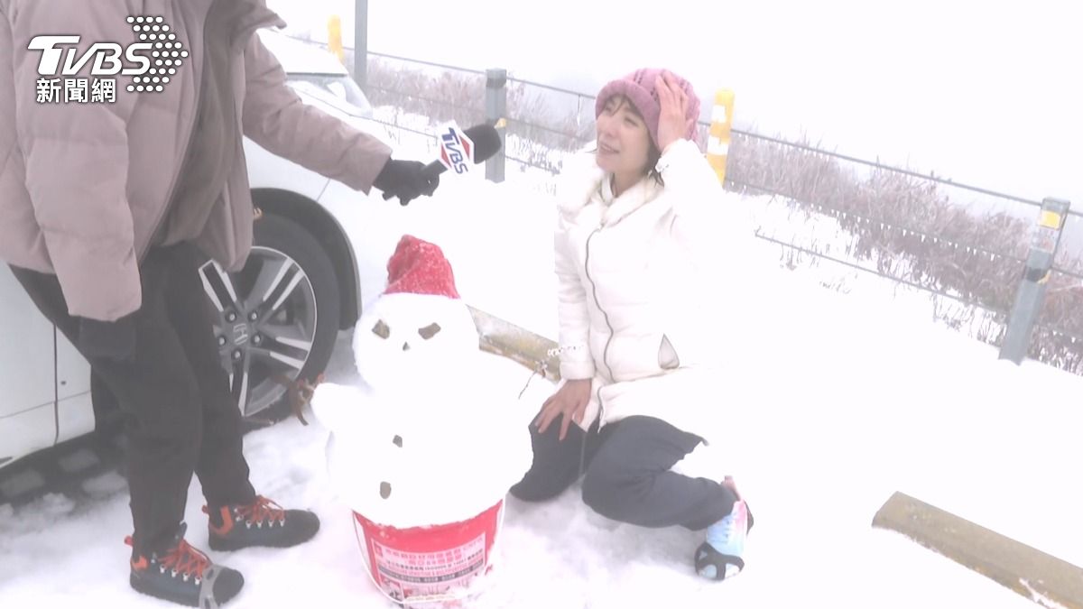 高山氣溫急凍破冰點!合歡山鏟雪車上工 遊客想把「雪人搬回家」。(圖/TVBS)