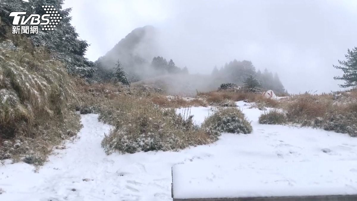 整個山屋和周圍草地都被積雪覆蓋,三角形的山屋在白雪映襯下格外美麗。(圖/TVBS)