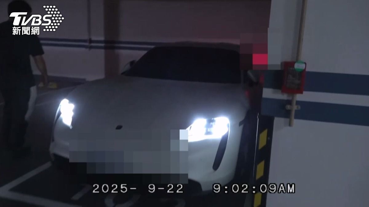 警方還查扣了保時捷名車1部、手機6支、商業本票、醫美器材投資買賣合約契約。(圖／TVBS)