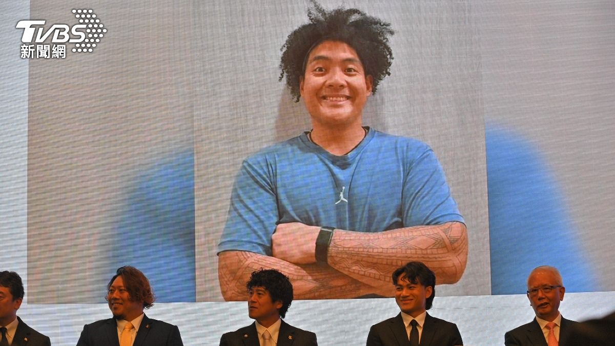 味全龍捕手吉力吉撈·鞏冠獻上祝福。(圖/胡瑞麒攝)