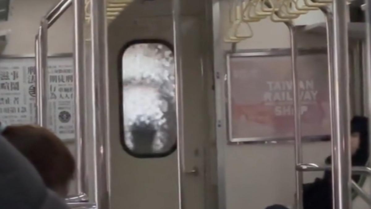 台鐵司機員每站起身做運動。(圖/albertlien_1 threads)