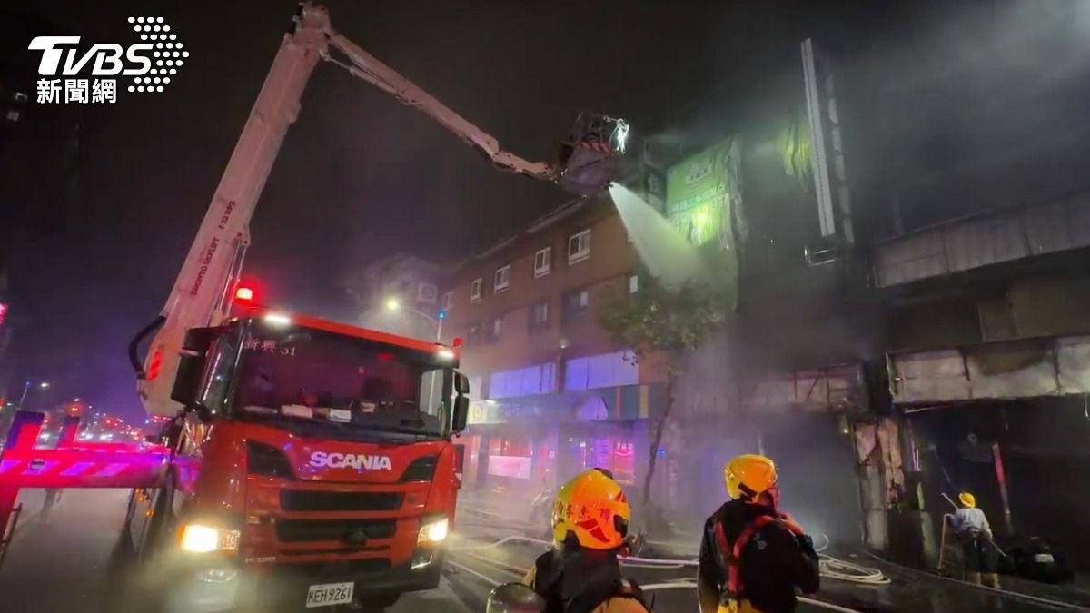 三多商圈凌晨發生大火,整棟四層樓建築遭火舌吞噬,還波及左右兩間房屋。(圖/TVBS)