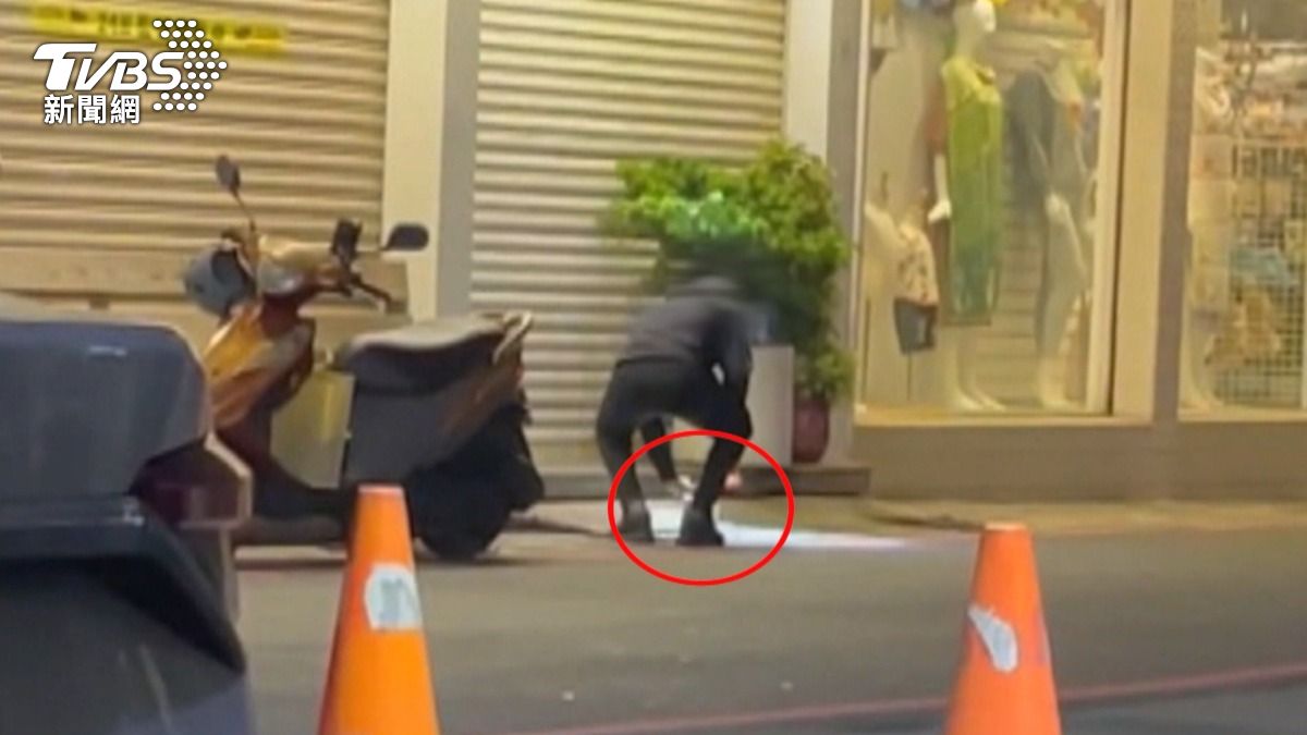 高雄怪男連2天商圈「點火、滴膠水」,機警櫃姐錄影還被嗆。(圖/民眾提供)
