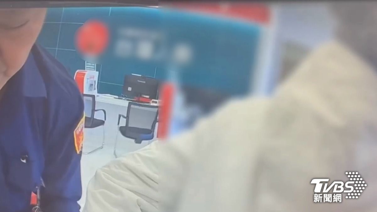 員警獲報來到現場，喝斥陳女將刀械交出。（圖／TVBS）