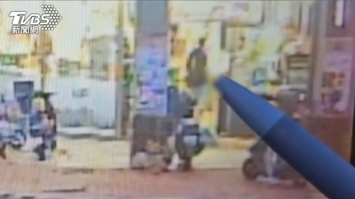 持鐮刀闖超商砍人！30歲男「多次腿軟跌倒」未得逞　警趕抵制伏。(圖／TVBS)