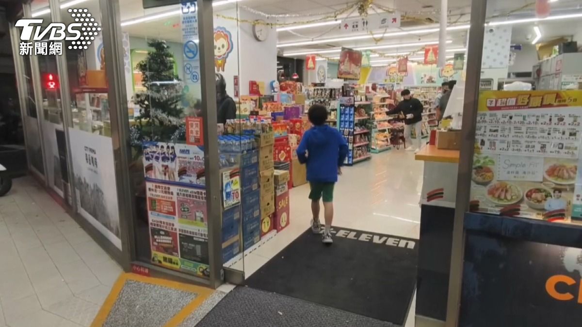 店員和客人目擊，男子站起來後又再次跌倒，手上仍緊握著刀。(圖／TVBS)