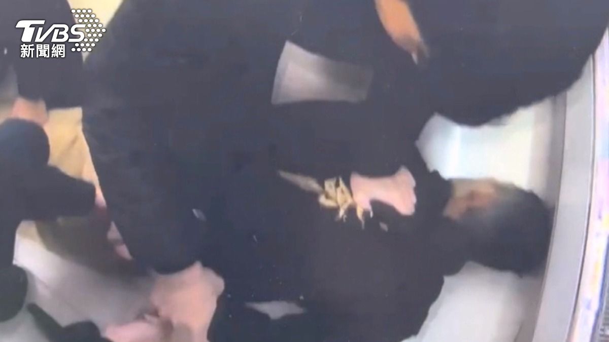 持鐮刀男「恍惚無力」攻擊婦人!闖超商引恐慌,婦靠厚衣擋險。(圖/TVBS)