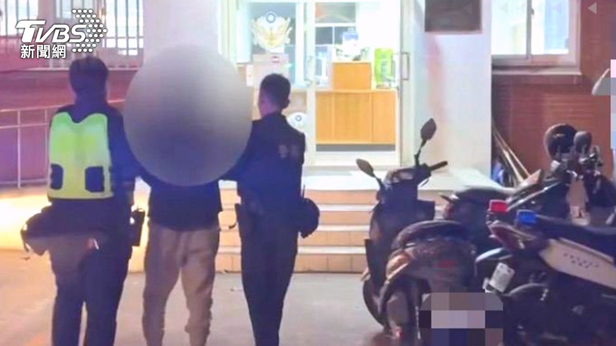 在各方通報下,警方火速趕到現場將何姓男子逮捕。(圖/TVBS)