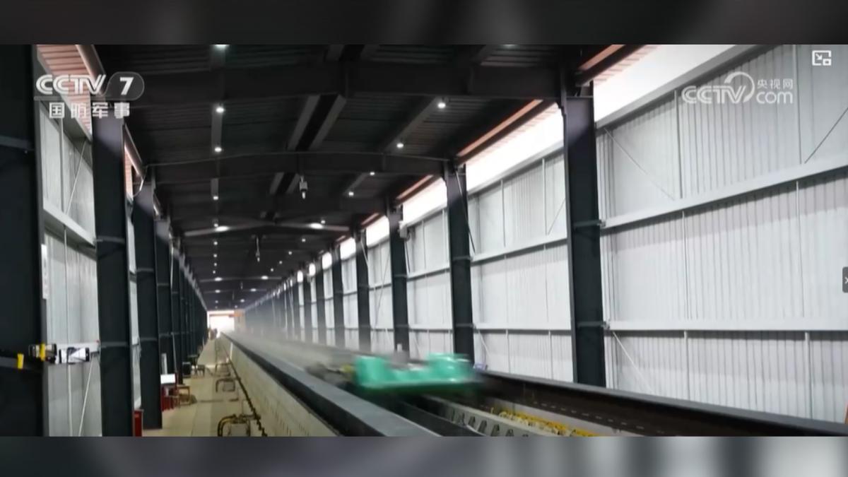大陸國防科技大學的磁懸浮試驗車測試，2秒內可衝上時速700公里，刷新全球紀錄。（圖／大陸央視）