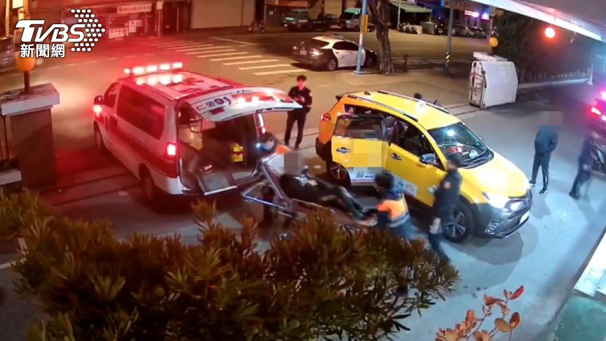 當時一名男子被砍傷丟包計程車，司機嚇得立刻前往警局。（圖／TVBS）
