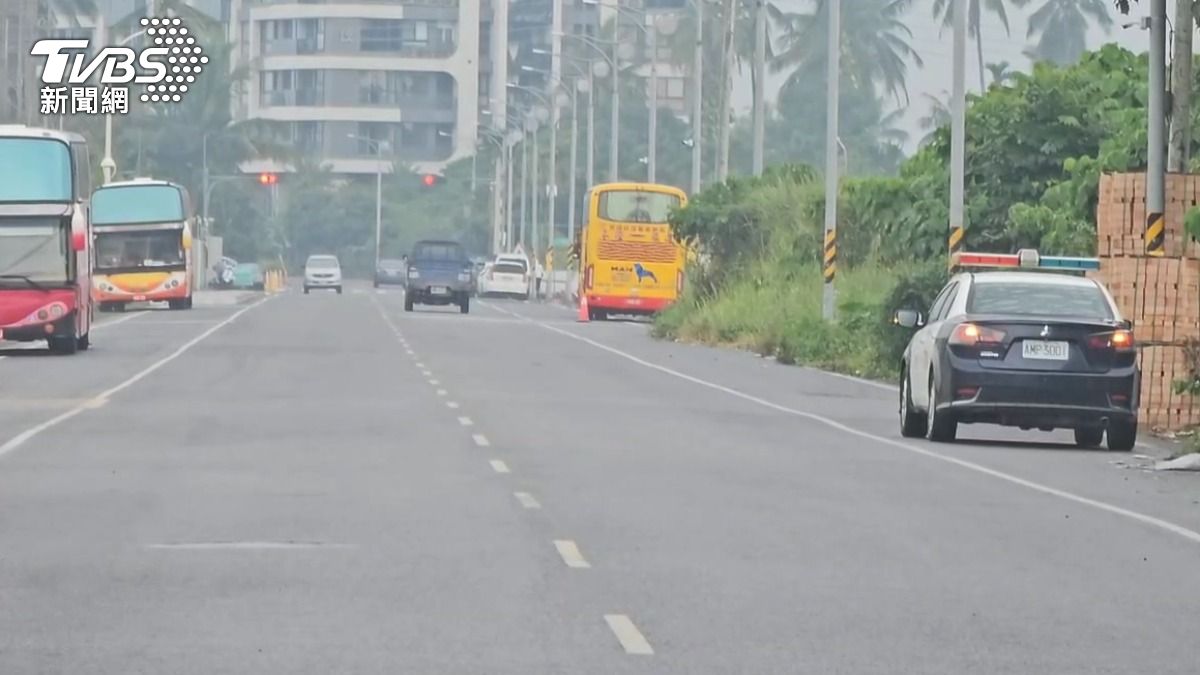 屏東內埔的學文路,晚上常有改裝車聚集、競速飆車,讓當地居民相當困擾。(圖/TVBS)