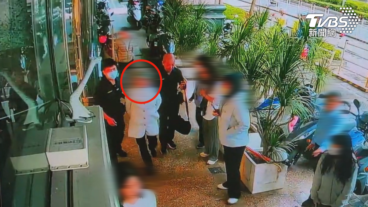 高雄前鎮區一名婦人因保險理賠糾紛，持刀恐嚇保險公司人員，警方依現行犯逮捕。（圖／TVBS）