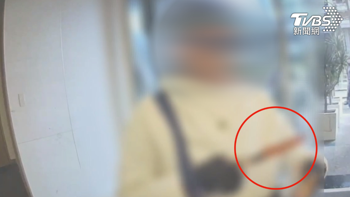 事發當時，辦公室內所有人員被突如其來的行為嚇得驚慌失措，婦人落網後辦稱只是要「切水果」。（圖／TVBS）