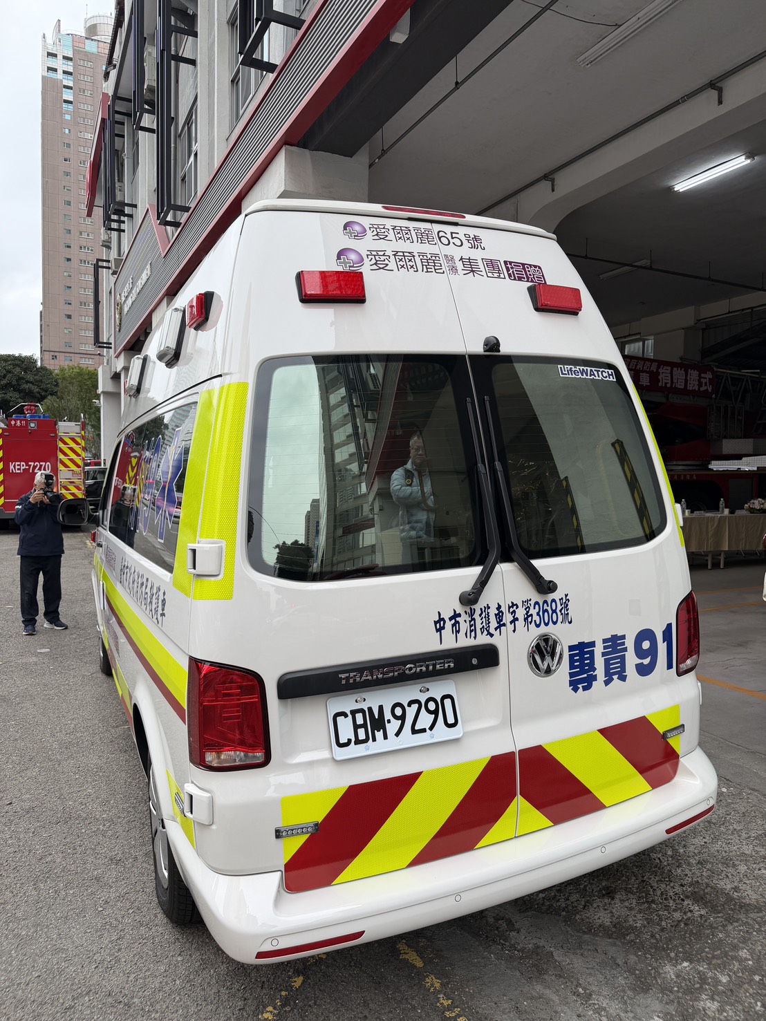 「愛爾麗65號」的高規格救護車今日正式交付台中市消防局,未來將投入第一線緊急救護任務,為市民爭取寶貴救援時間。(愛爾麗醫療集團提供)