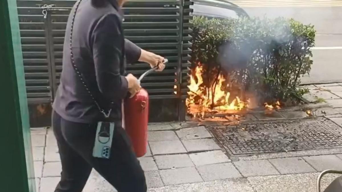 高雄市明誠二路路邊的變電箱突然爆炸,短短幾分鐘內竟三度傳出爆裂聲,嚇得民眾趕緊幫忙滅火。(圖/翻攝lshinmyeyes_tinna)
