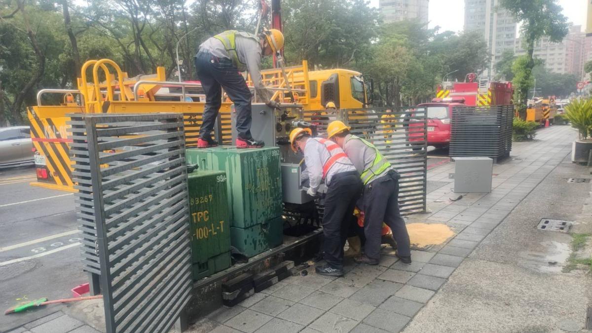 台電接獲通報後迅速趕到現場處理,在約半小時內就恢復了近2200戶的供電。(圖/翻攝lshinmyeyes_tinna)