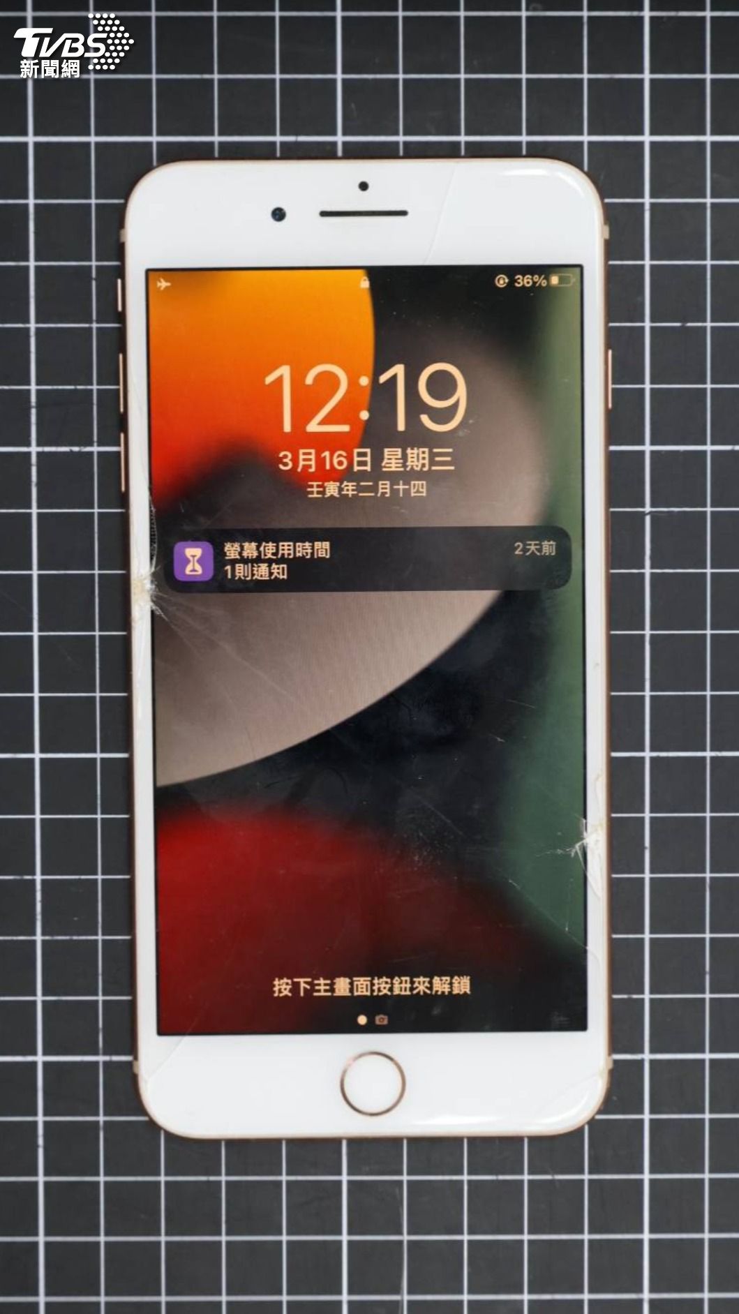 張文留在老家手機，跟平板一樣長時間未使用，並未查到1219攻擊事件相關內容。（圖／TVBS）