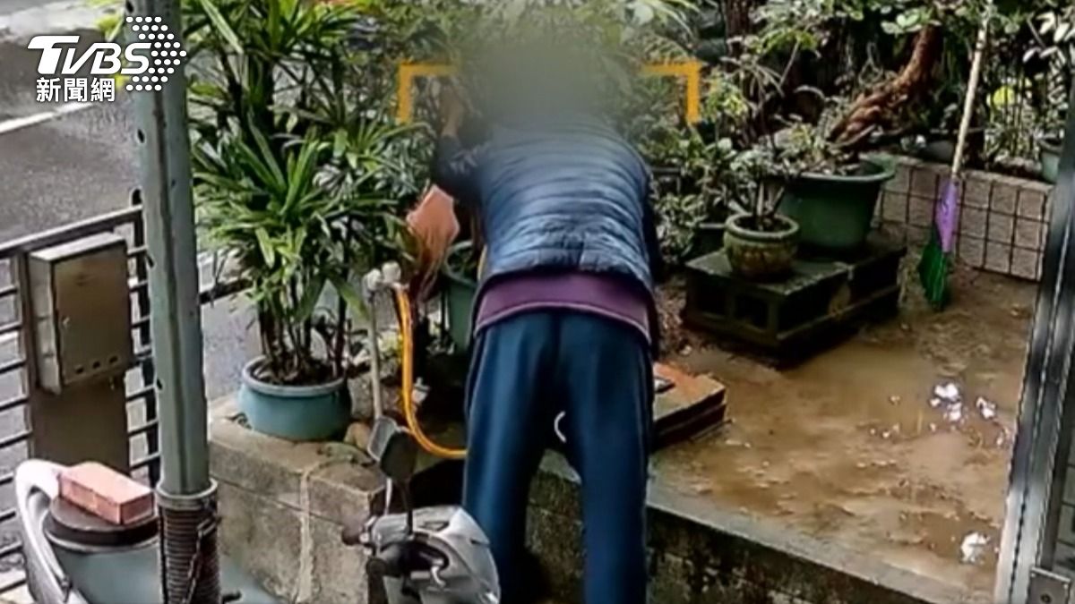 老翁突然腳無力、動彈不得10分鐘。(圖/畫面授權:rain228l)
