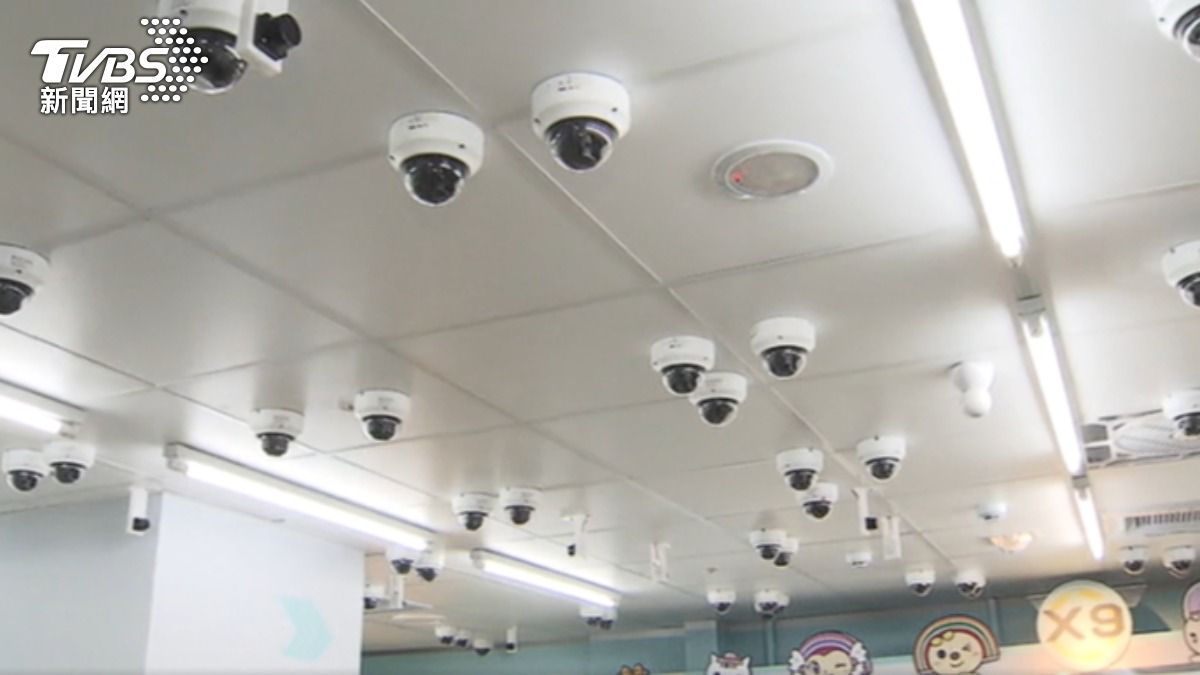 無人超商店內配備140台攝影機與雷達。（圖／TVBS）