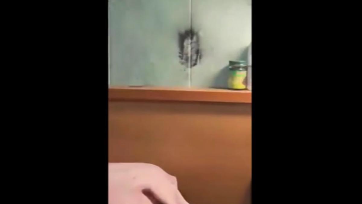 藍牙喇叭半夜自燃起火,牆面被燒到焦黑。(圖/民眾提供)