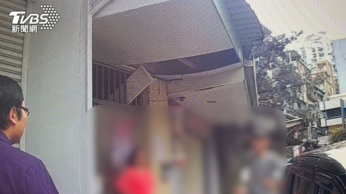 公寓一樓屋頂塑膠板掉落砸車,警獲報到場。(圖/TVBS)