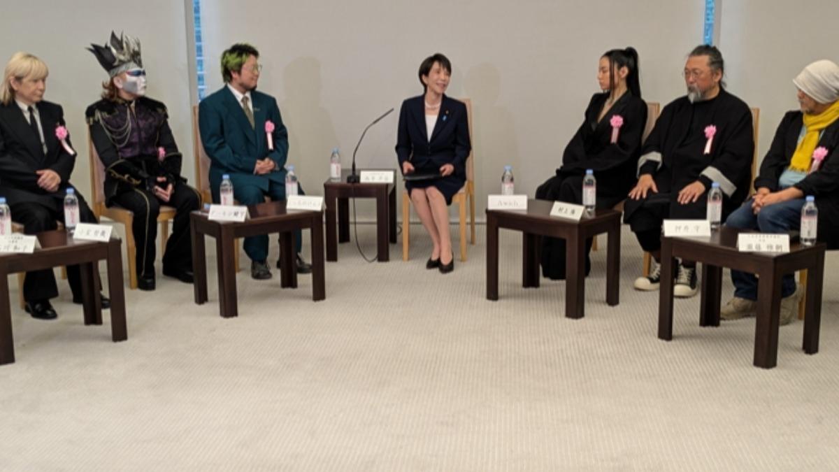 日本首相高市早苗22日與日本知名音樂人、藝術家村上隆等人在官邸進行會談。（圖／翻攝X @takaichi_sanae）