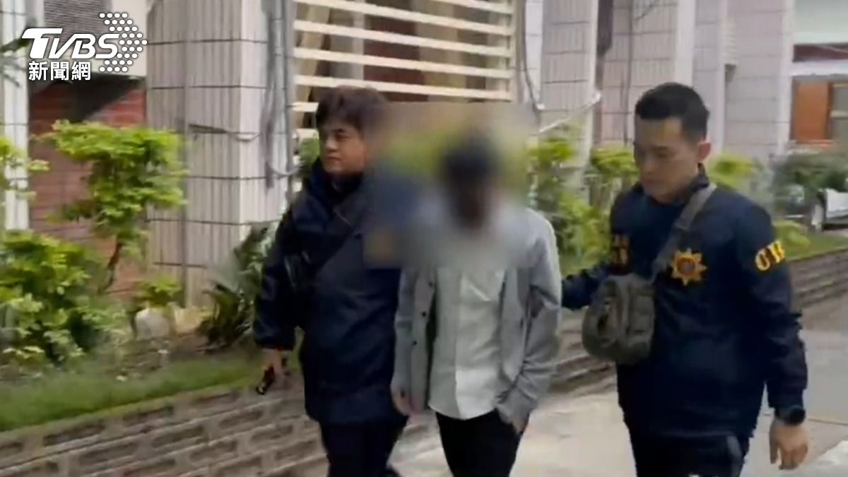 警方在今日晚間5時許，持拘票逮捕徐男。（圖／TVBS）