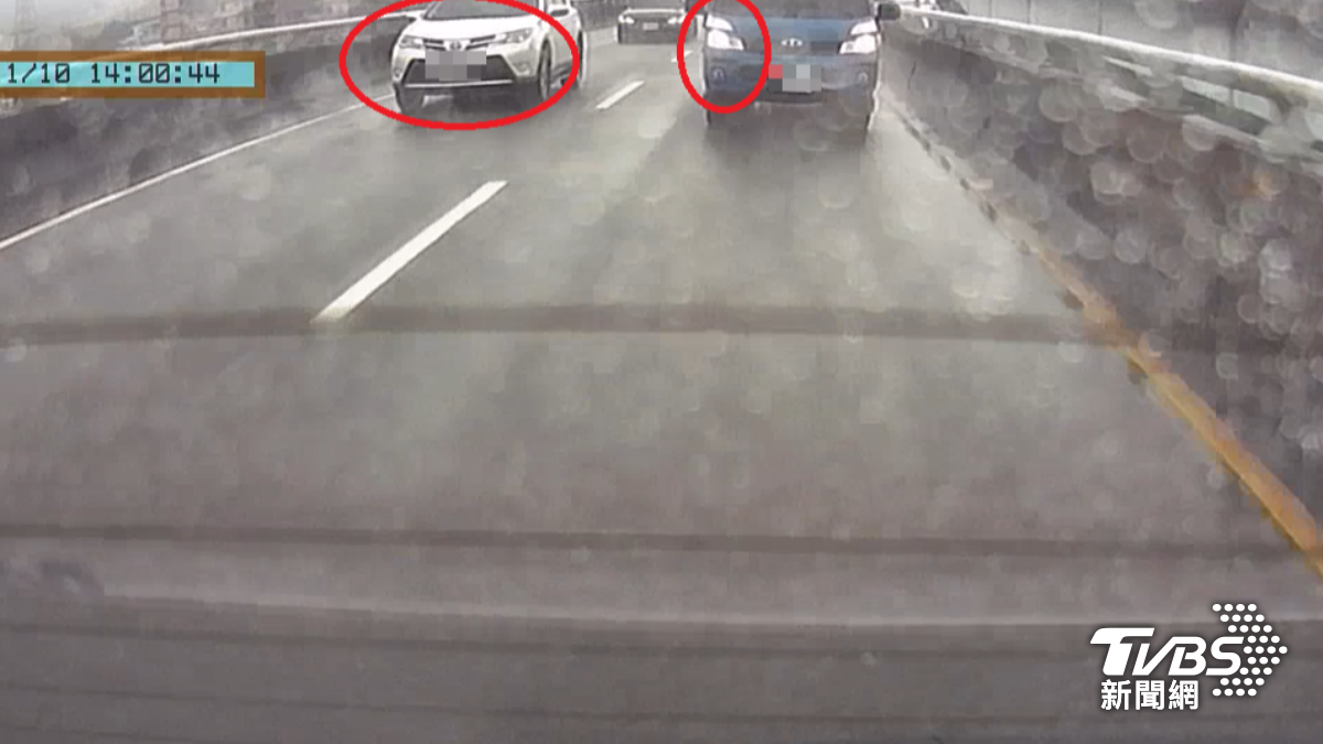 左方白色車輛遭民眾檢舉未依規定開頭燈。(圖/TVBS)