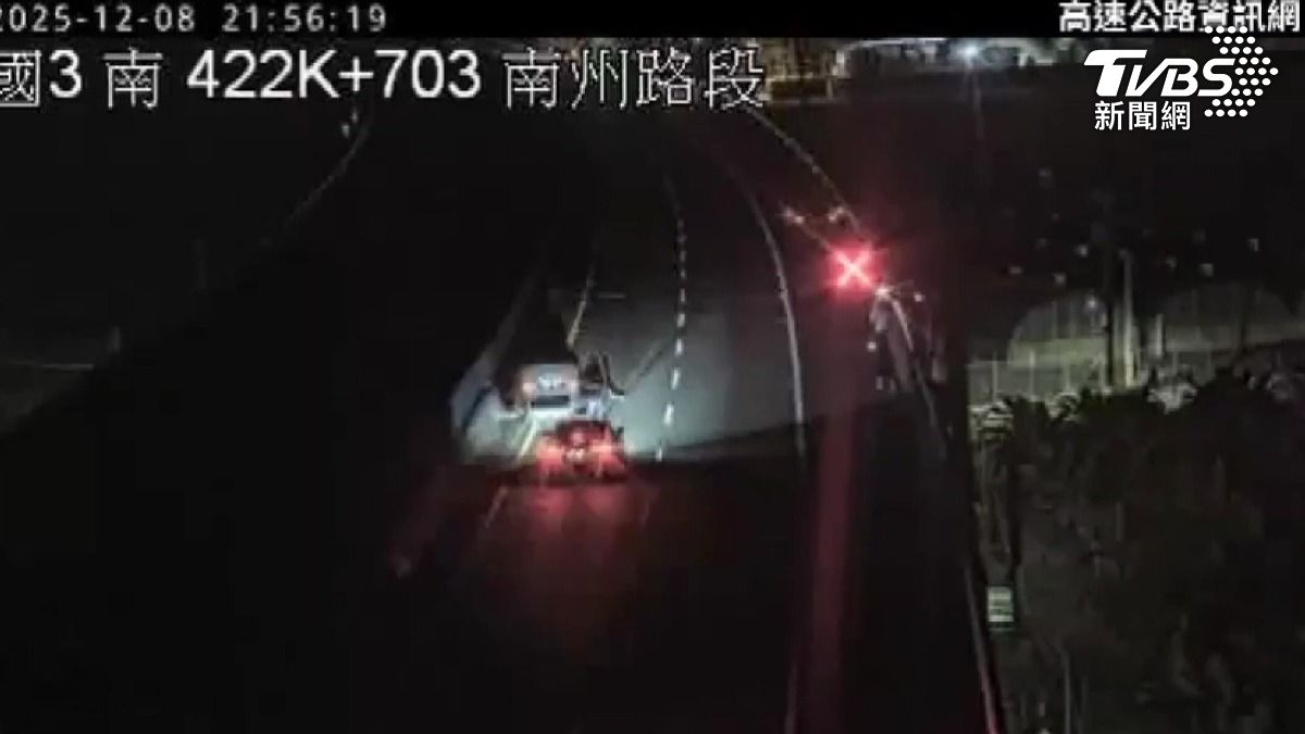 國道3號南向南州路段,日前發生一名男子在駕車時自撞內側護欄導致翻車,卻不幸被後方高速行駛的汽車撞飛身亡。(圖/TVBS)