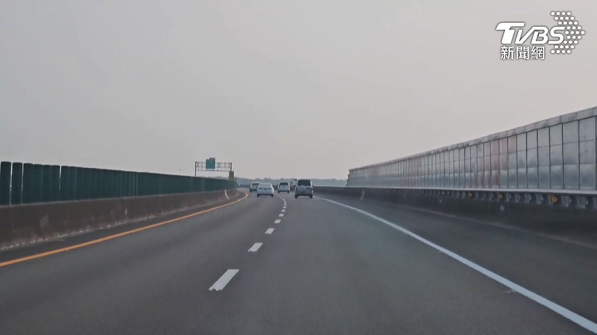 為了替兒子討回公道,死者母親同時向高速公路局陳情,希望能改善事發路段照明不足的問題。(圖/TVBS)