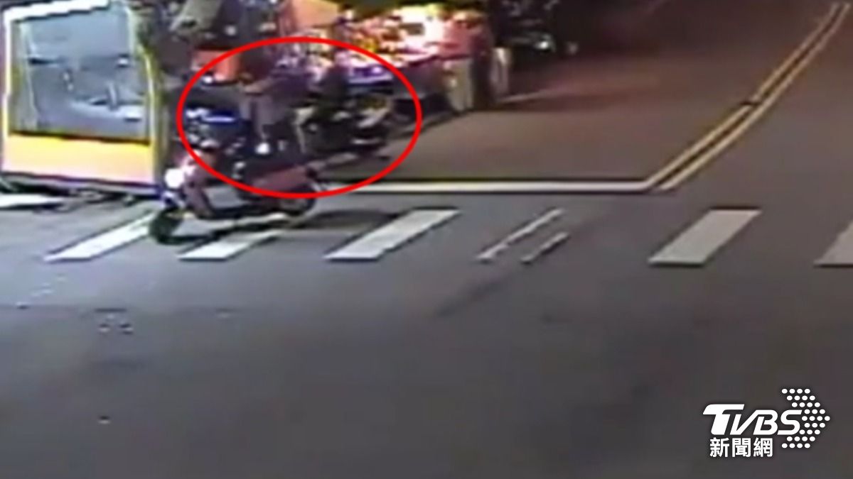 男持榔頭騎機車尾隨，趁車主下車買晚餐怒砸車。（圖／TVBS）