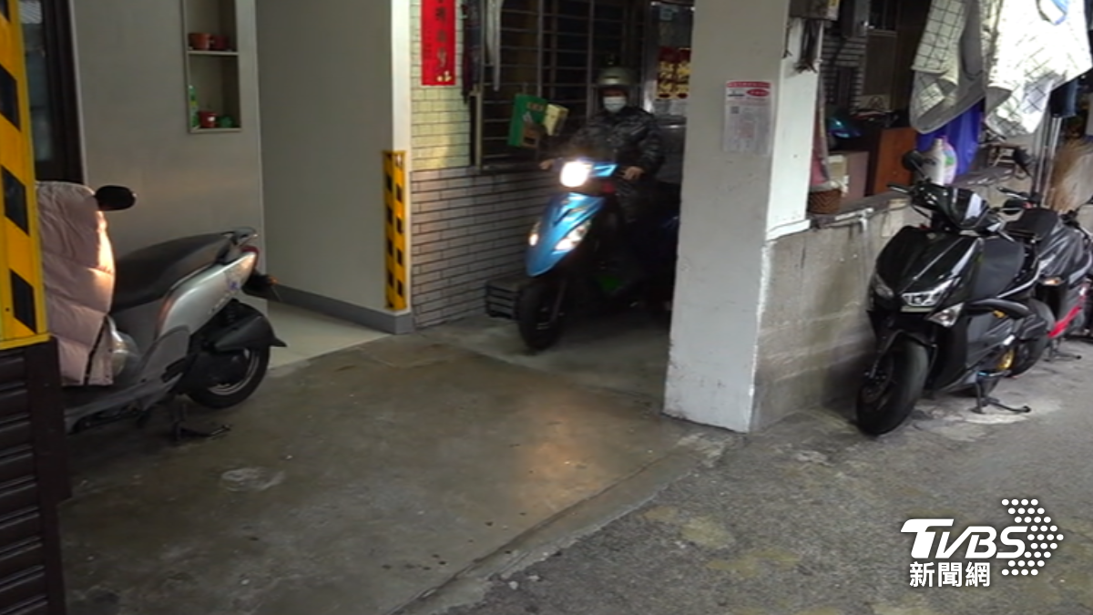 三重有個4層樓公寓,外側有條「機車道」,可以直接騎到家門口。(圖/TVBS)