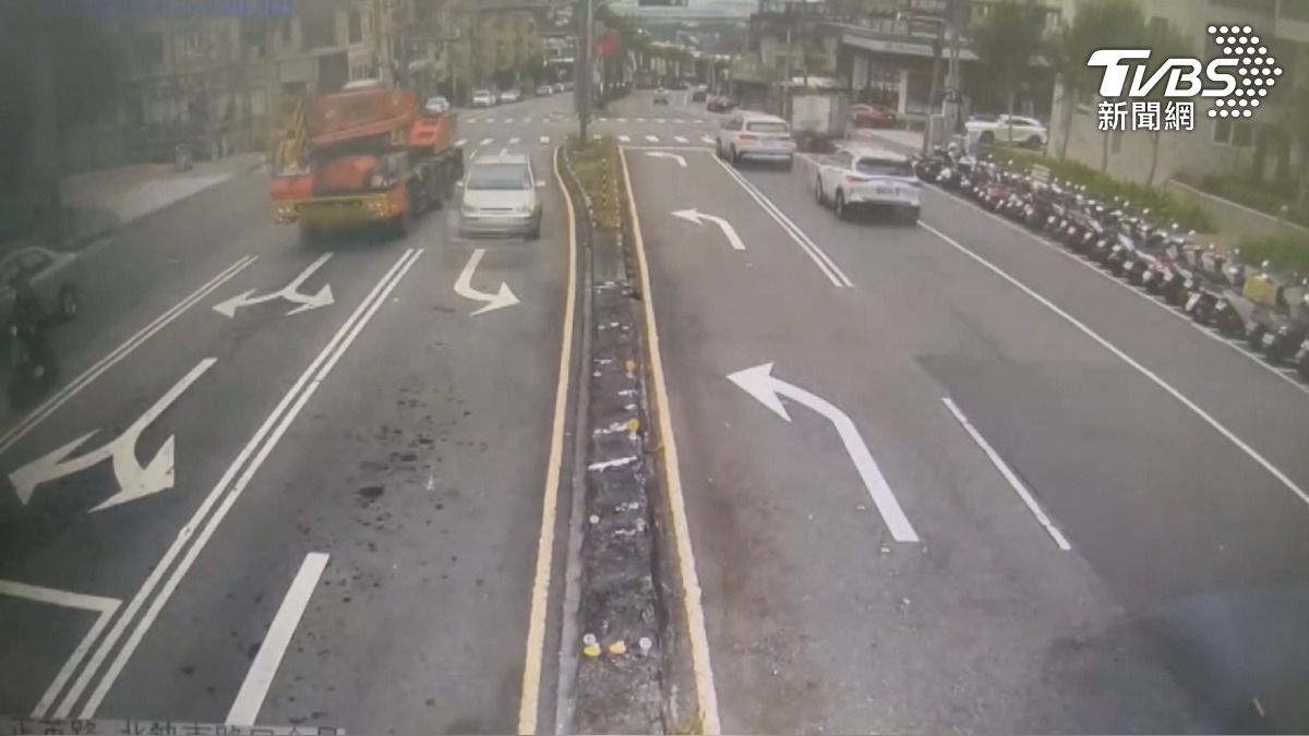 23噸吊車煞車失靈倒退嚕!猛按喇叭示警 滑行300公尺撞汽旅才停。(圖/TVBS)