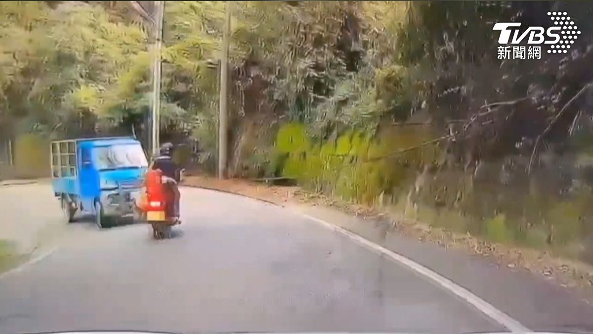 獨/台南夫妻重機遊福壽山「遭註銷車輛撞飛」 外籍駕駛逃逸。(圖/TVBS)