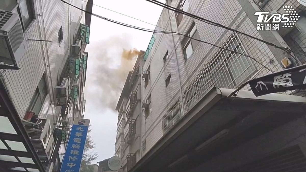 東海商圈火災燒3戶！爆破聲嚇壞鄰居　消防車卡巷「拉長水線」救火。(圖／TVBS) 