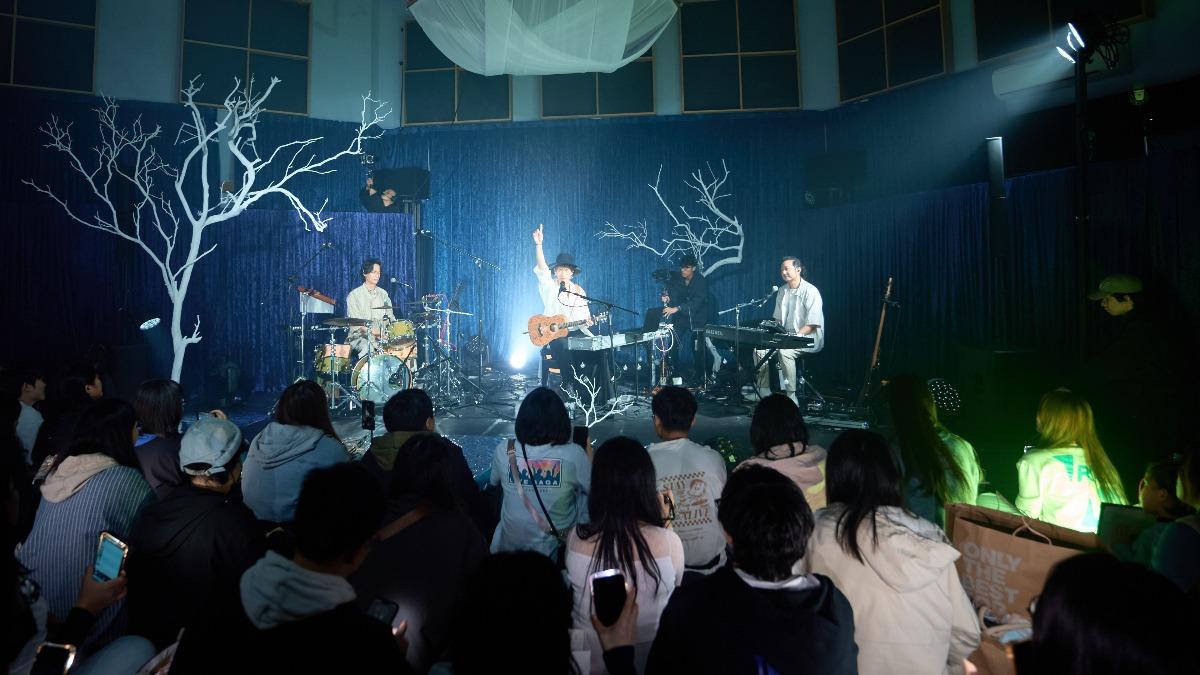生命樹慶成團15年!開唱寵粉豪送紀念品 歌迷感動:太大方