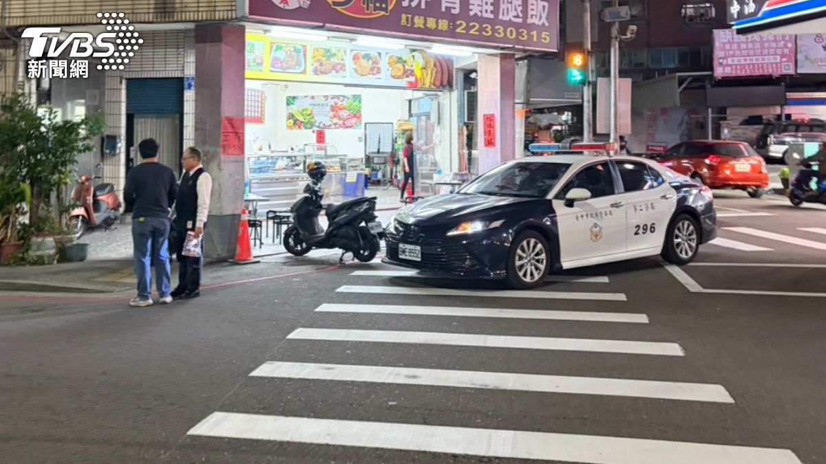 一名男子在車禍發生後骨頭外露、失去呼吸心跳。(圖/林冠丞攝)