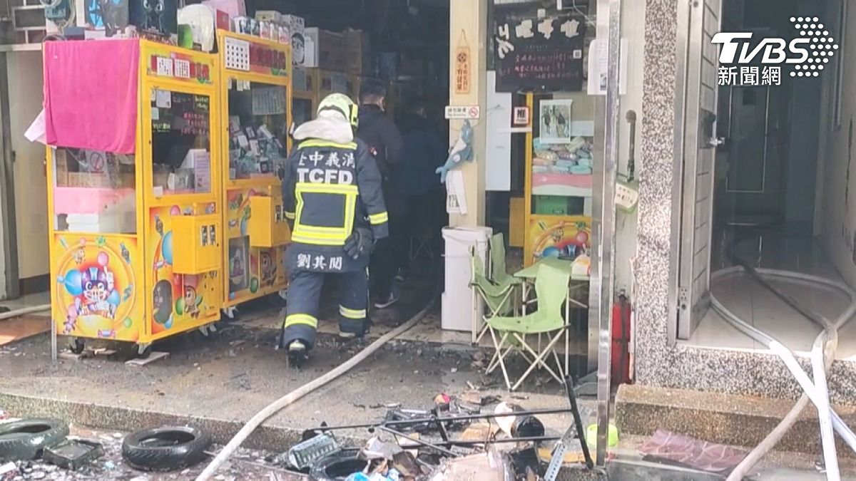 東海商圈火災燒3戶！爆破聲嚇壞鄰居　消防車卡巷「拉長水線」救火。(圖／TVBS) 